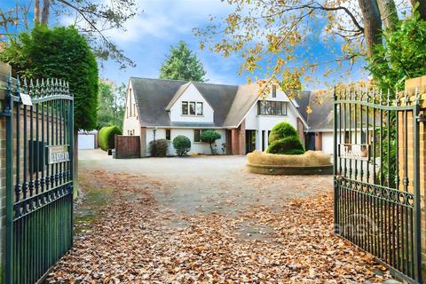 4 bedroom detached house to rent, Winkfield Road, Ascot, SL5
