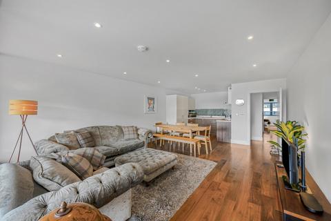 3 bedroom flat to rent, Lambarde Square, London