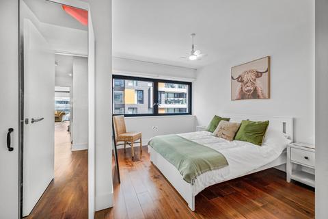 3 bedroom flat to rent, Lambarde Square, London