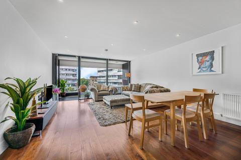 3 bedroom flat to rent, Lambarde Square, London