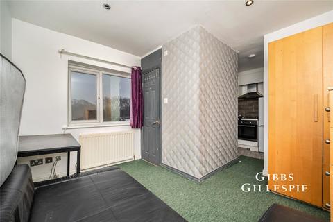 Studio to rent, Priory Gardens, London, W5