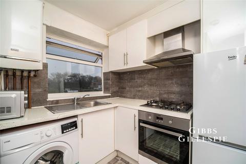 Studio to rent, Priory Gardens, London, W5