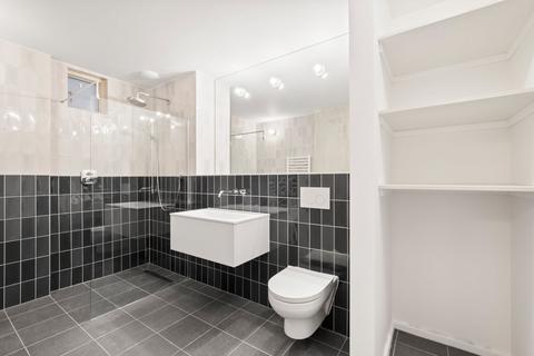 3 bedroom flat to rent, London Lane, London