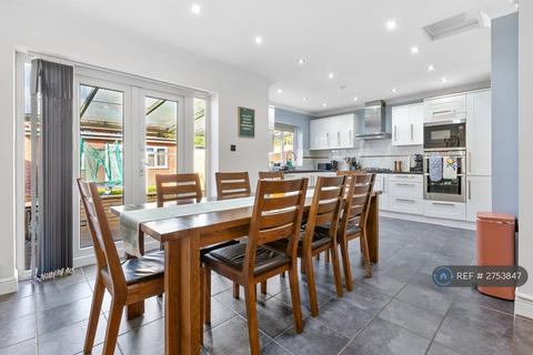 4 bedroom semi-detached house to rent, Doghurst Avenue, Harlington, Hayes, UB3