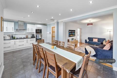 4 bedroom semi-detached house to rent, Doghurst Avenue, Harlington, Hayes, UB3