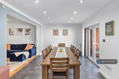4 bedroom semi-detached house to rent, Doghurst Avenue, Harlington, Hayes, UB3