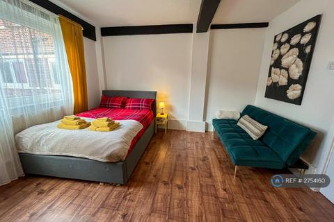 Studio to rent, Southwark Park Road, London, SE16