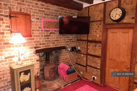 3 bedroom terraced house to rent, St. Peters Street, Sandwich, CT13