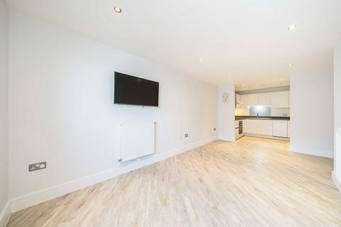 3 bedroom flat to rent, Victoria Parade, London SE10
