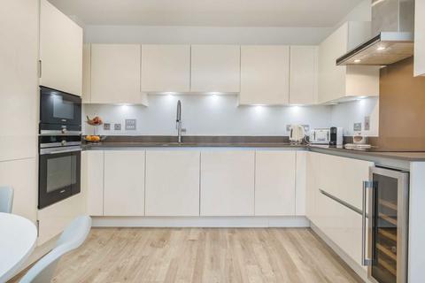 2 bedroom flat for sale, Dyas Road, Sunbury-On-Thames TW16
