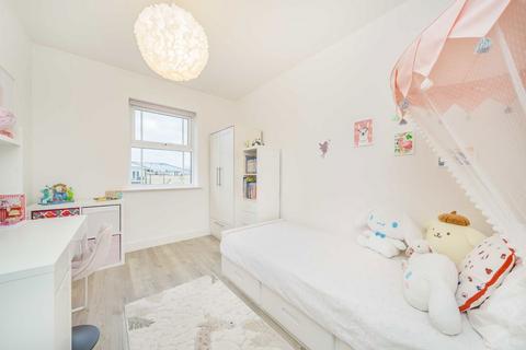 2 bedroom flat for sale, Dyas Road, Sunbury-On-Thames TW16