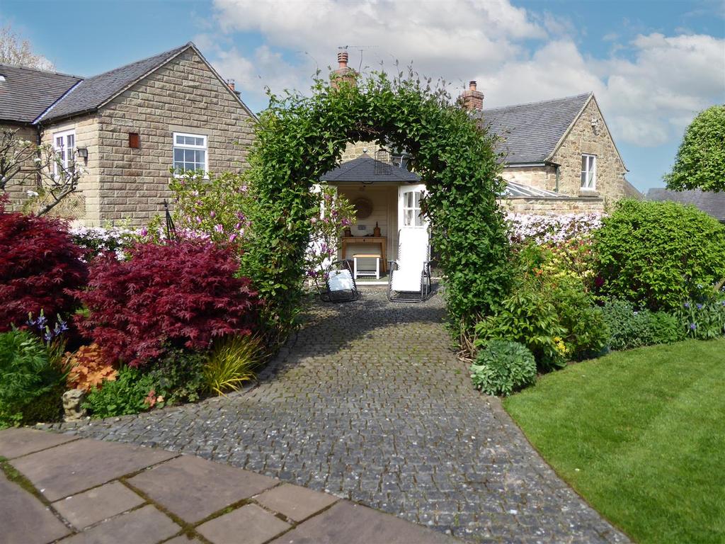 Rear Garden - summer house.jpg
