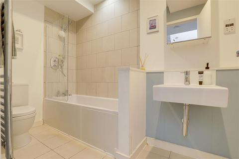 3 bedroom townhouse for sale, Hunter Street, The Meadows NG2