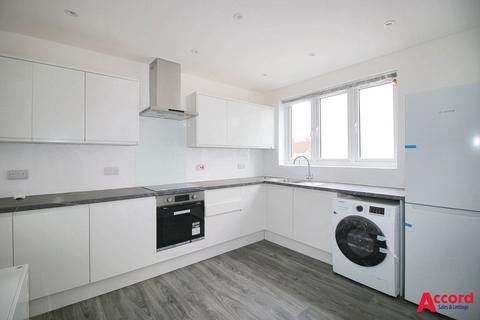 2 bedroom flat to rent, 56b London Road, Romford, Essex RM7 9QX