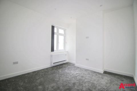 2 bedroom flat to rent, 56b London Road, Romford, Essex RM7 9QX