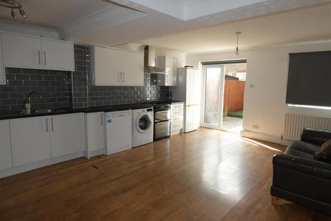 3 bedroom terraced house to rent, Hogarth Close, Cippenham