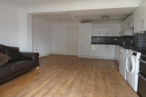 3 bedroom terraced house to rent, Hogarth Close, Cippenham