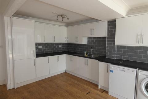 3 bedroom terraced house to rent, Hogarth Close, Cippenham