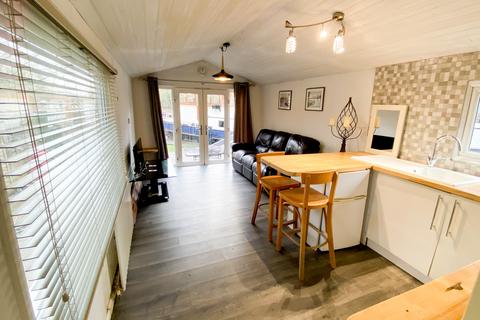 1 bedroom mobile home for sale, Lammas Drive, Staines-upon-Thames TW18