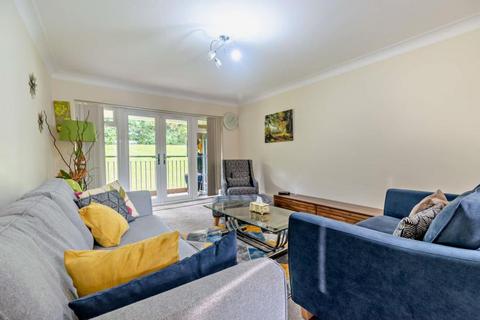 2 bedroom apartment to rent, Eastbury Avenue, Northwood HA6