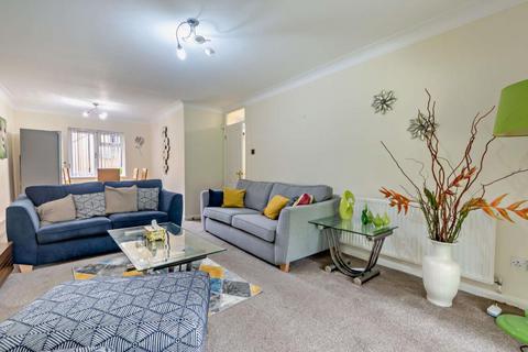 2 bedroom apartment to rent, Eastbury Avenue, Northwood HA6