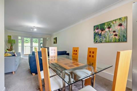2 bedroom apartment to rent, Eastbury Avenue, Northwood HA6