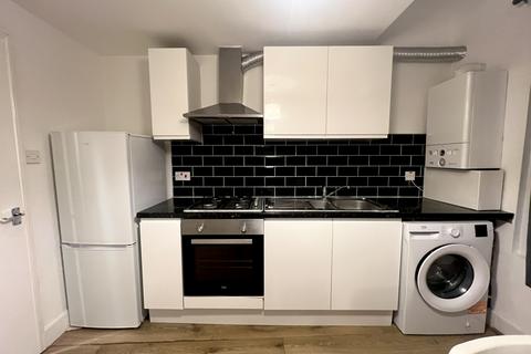 4 bedroom flat to rent, Undine Street, SW17