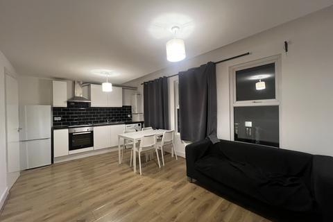 4 bedroom flat to rent, Undine Street, SW17
