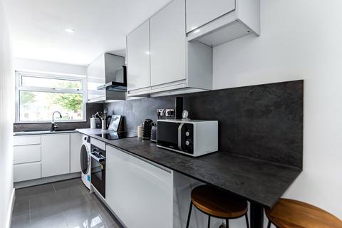 2 bedroom flat to rent, Southampton Road, Hampshire SO50