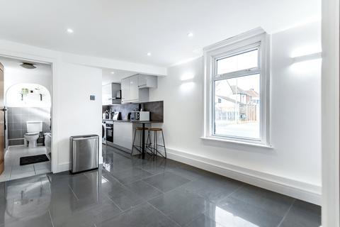 2 bedroom flat to rent, Southampton Road, Hampshire SO50