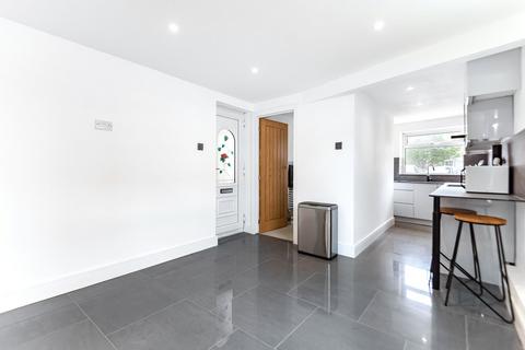 2 bedroom flat to rent, Southampton Road, Hampshire SO50