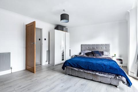 2 bedroom flat to rent, Southampton Road, Hampshire SO50