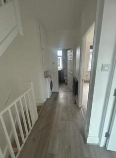 2 bedroom flat to rent, Hall Lane, London