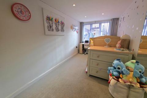 3 bedroom semi-detached house for sale, Ellesmere Road, Warwickshire CV12