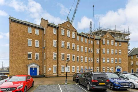 Studio to rent, Quayside House, Abbey Road, Barking,IG11