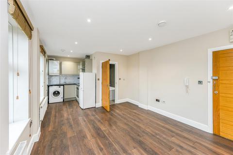 Studio to rent, Quayside House, Abbey Road, Barking,IG11