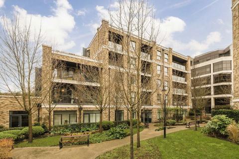 3 bedroom flat to rent, Concord Court, London W4
