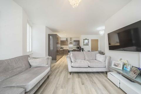 3 bedroom flat to rent, Concord Court, London W4