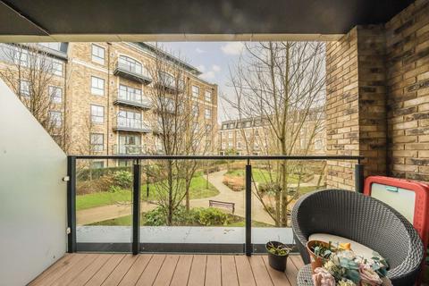 3 bedroom flat to rent, Concord Court, London W4