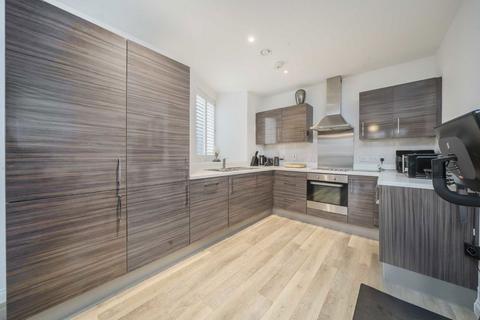 3 bedroom flat to rent, Concord Court, London W4