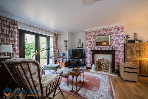 2 bedroom flat for sale, The Bowmans, Victoria Road, SK10 3JA