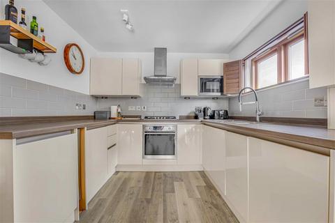 1 bedroom flat for sale, Carlton Drive, SW15