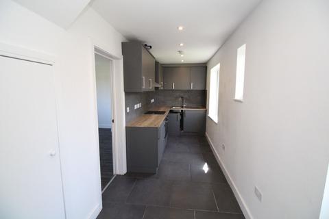 4 bedroom semi-detached house to rent, Hawthorn Road, Rochester
