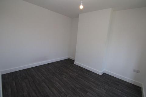 4 bedroom semi-detached house to rent, Hawthorn Road, Rochester