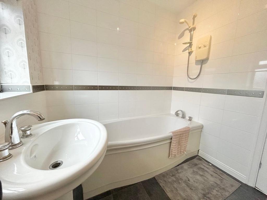Bathroom 2.jpg