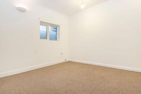 4 bedroom flat to rent, Tolworth Park Road, Surbiton KT6