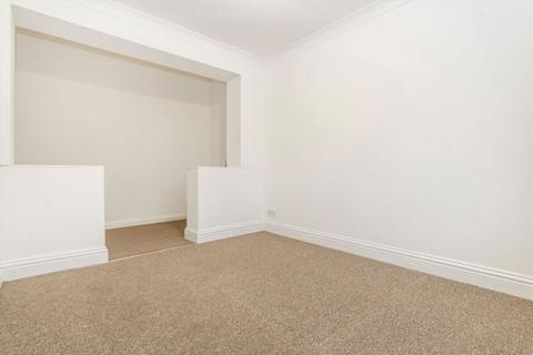 4 bedroom flat to rent, Tolworth Park Road, Surbiton KT6