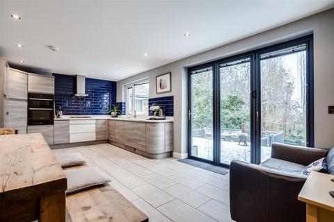 4 bedroom detached house for sale, Bradford Road, Bradford BD12