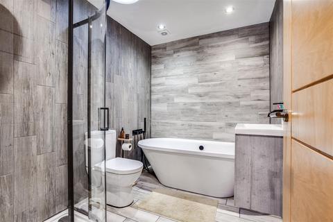4 bedroom detached house for sale, Bradford Road, Bradford BD12