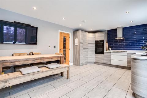 4 bedroom detached house for sale, Bradford Road, Bradford BD12